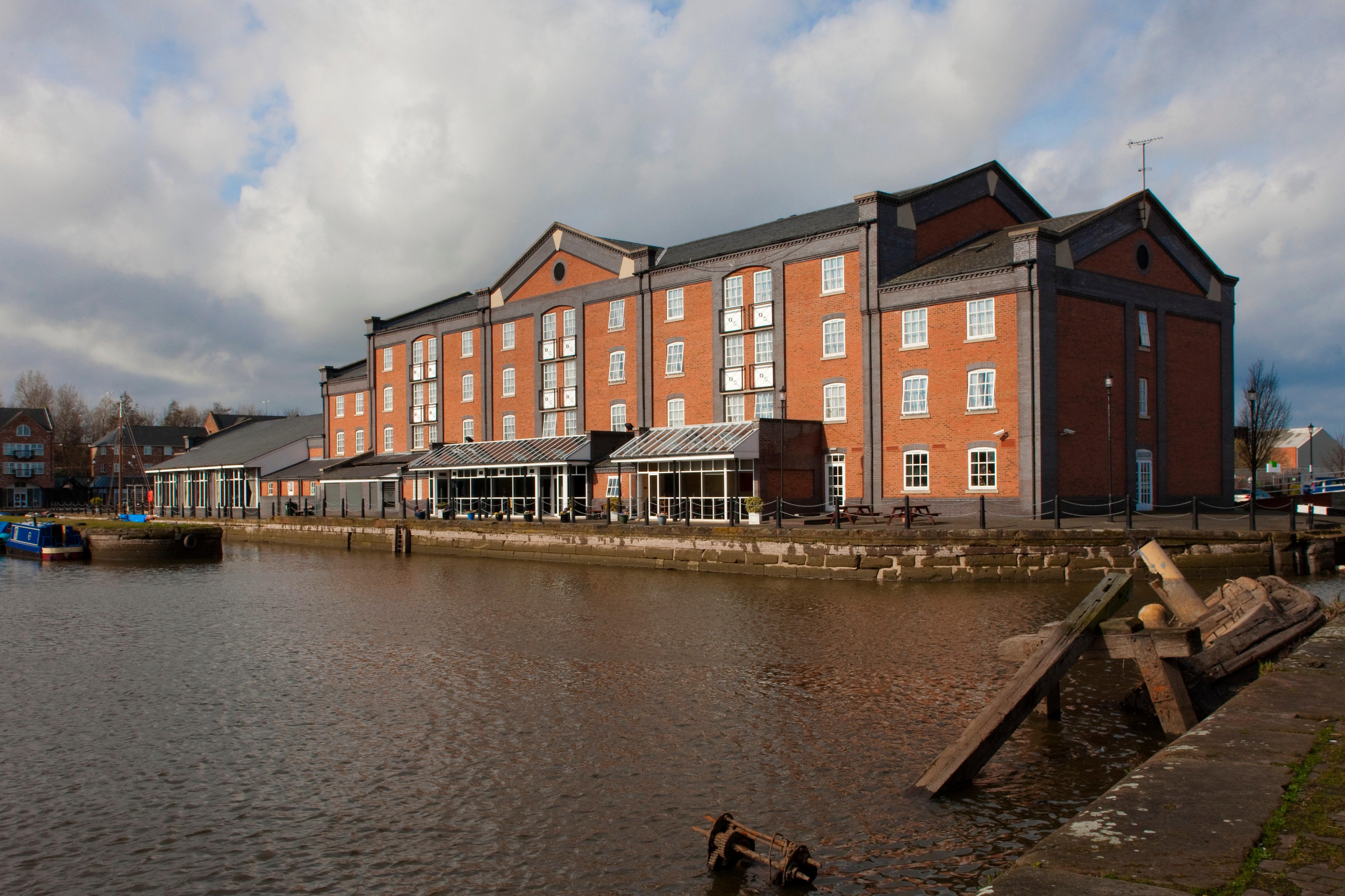 Holiday Inn Ellesmere Port/Cheshire Oaks By Ihg Bagian luar foto