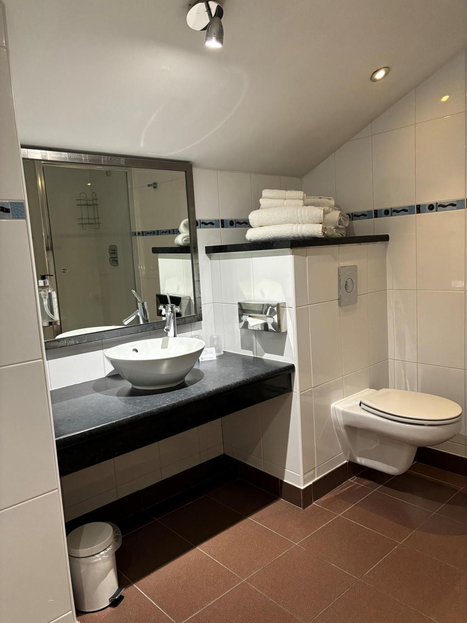 Holiday Inn Ellesmere Port/Cheshire Oaks By Ihg Bagian luar foto